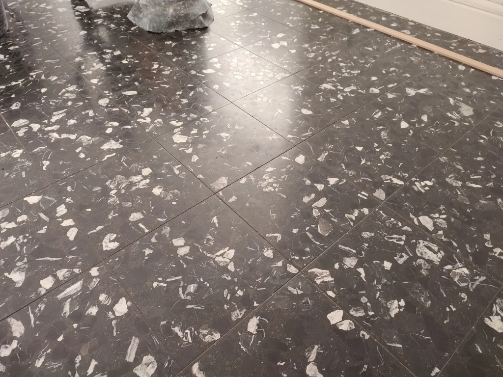 Travaux de ponçage — chantier Atouts Marbres