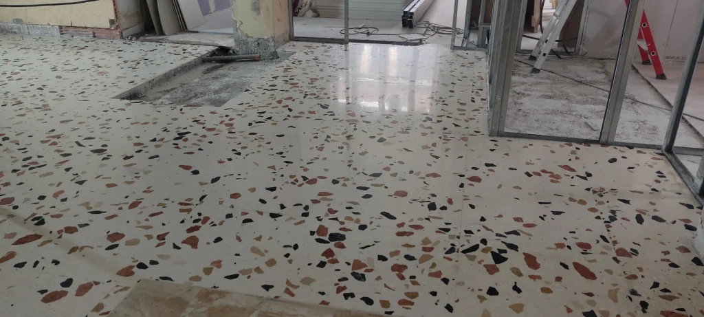 Sol pierre naturelle rénovée — résultat brillant