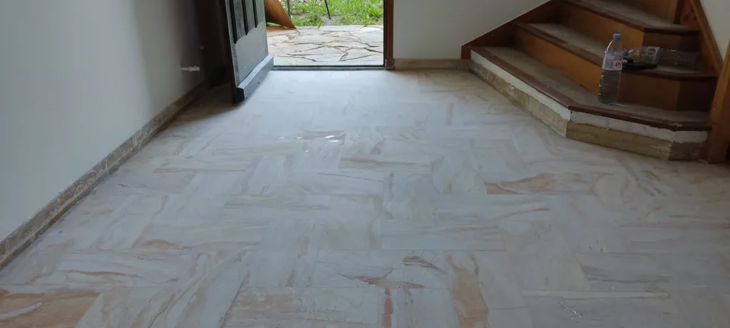 Grande surface marbre rénovée — référence professionnelle