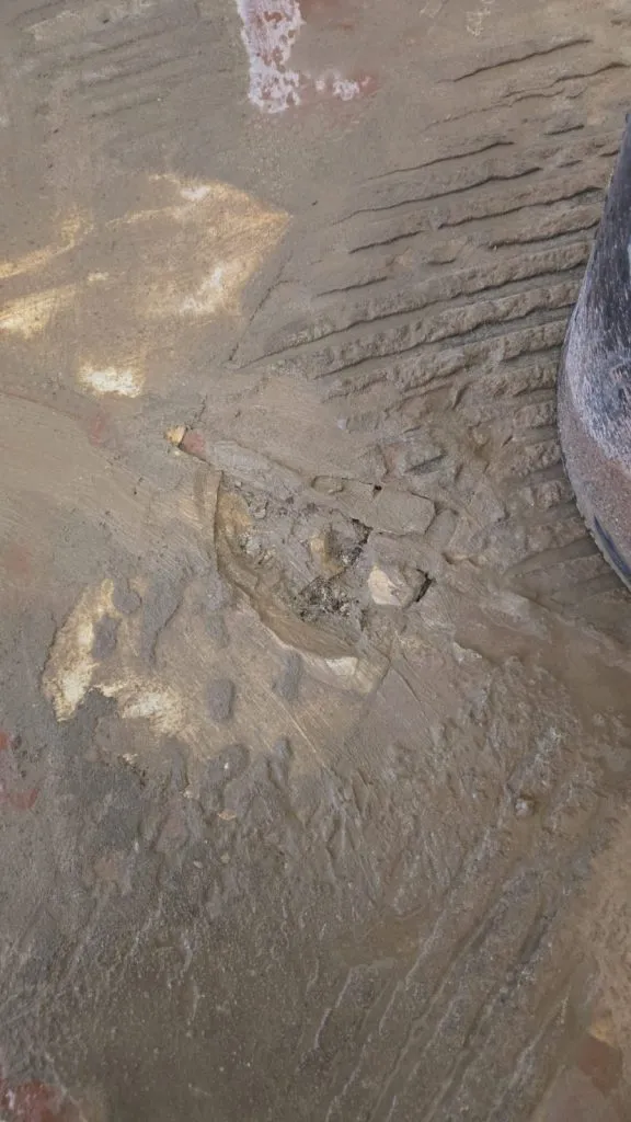 Ragréage sur ciment peint avant intervention