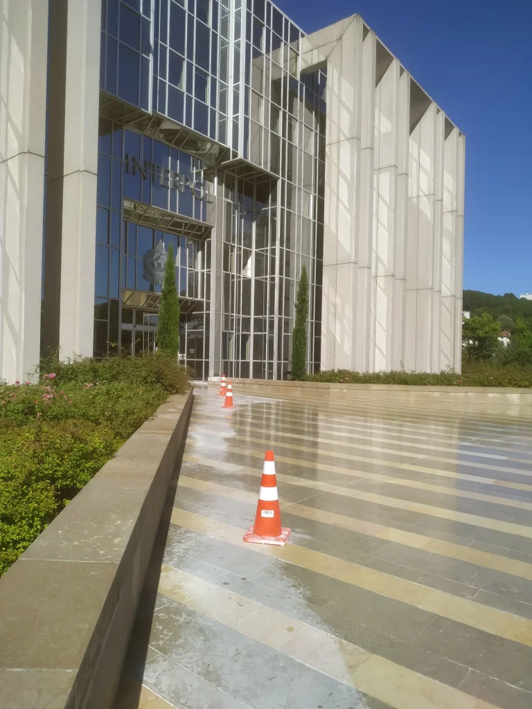 Façade marbre Interpol Lyon — ponçage et lustrage surface extérieure