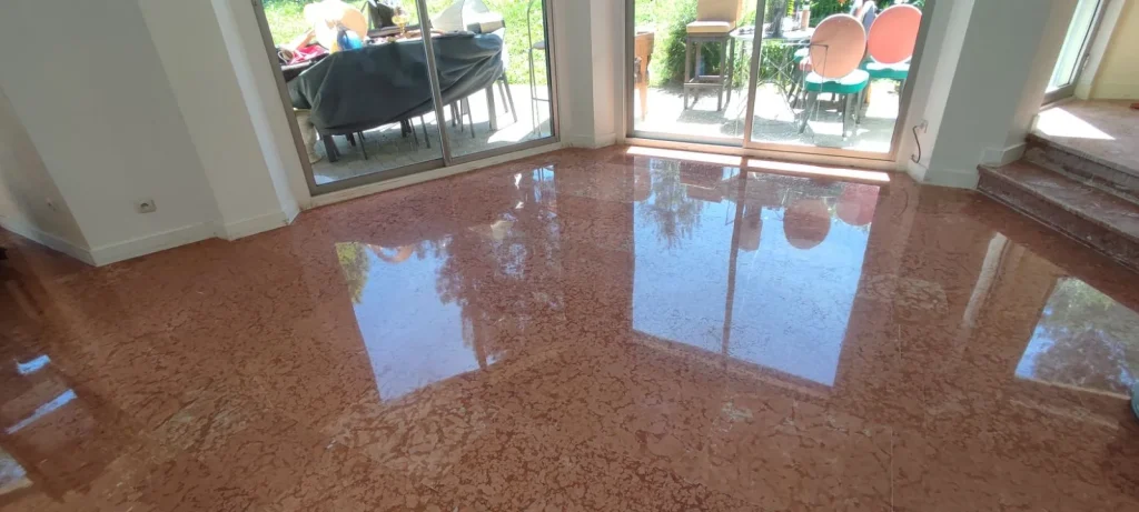 Sol marbre rouge lustré — brillant miroir après cristallisation