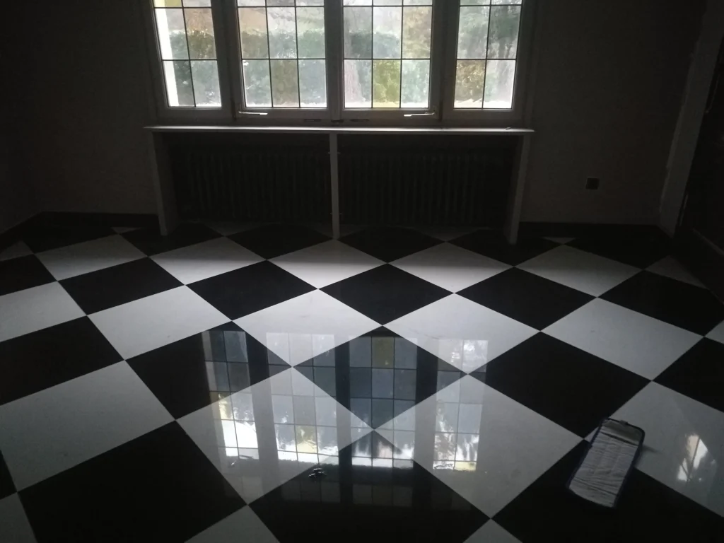 Sol Petit Granit Belge et Carrare cristallisés — damier noir et blanc brillant